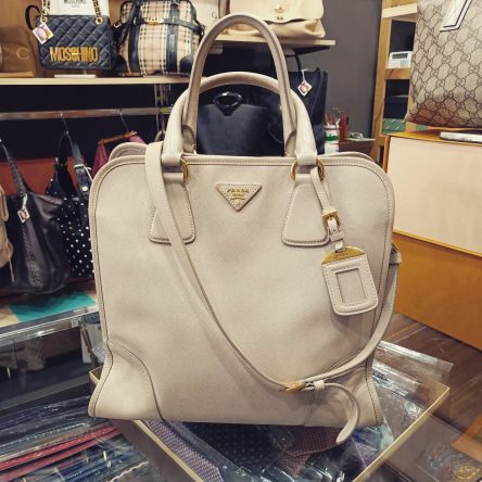 Borsa Prada modello Galliera in pelle grigia