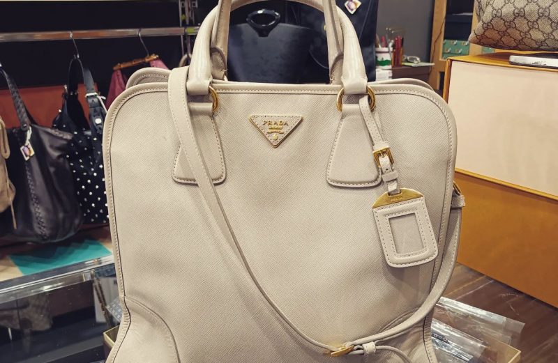 Borsa Prada modello Galliera in pelle grigia